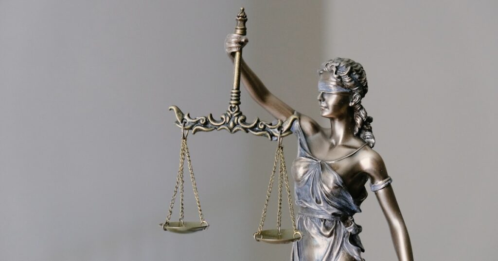 Juzgado y mazo de juez para demanda por vicios ocultos en vehículo