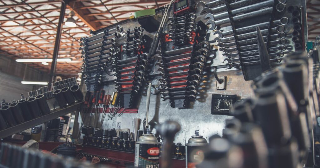 Mecánico reparando motor de coche con garantía legal